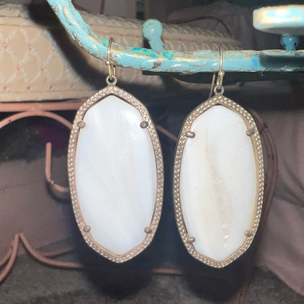 KENDRA SCOTT "Elle" Gold Tone
Dangle Earrings in Ivory Mother-of-Pearl - Picture 1 of 4